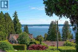 2623 LAWSON AVENUE  West Vancouver, BC V7V 2G3