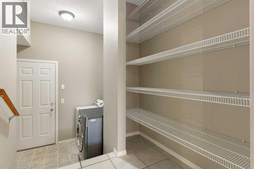 Walk-through pantry - 129 Evansbrooke Way Nw, Calgary, AB - Indoor