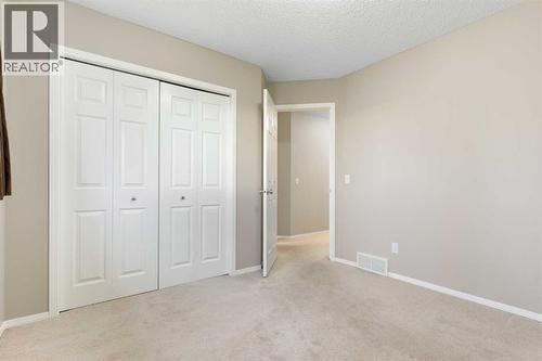 Bedroom 2, large closet - 129 Evansbrooke Way Nw, Calgary, AB - Indoor