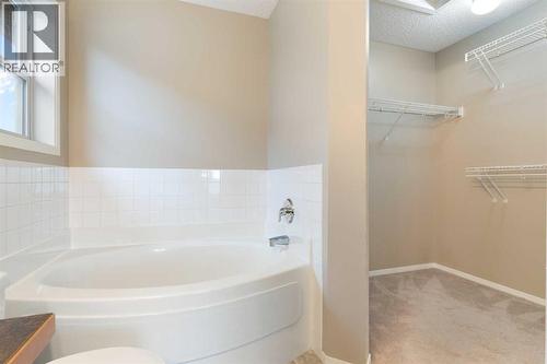 En-suite, walk-in closet with organizer - 129 Evansbrooke Way Nw, Calgary, AB - Indoor Photo Showing Bathroom