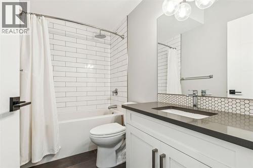 2918 6 Avenue Nw, Calgary, AB - Indoor Photo Showing Bathroom