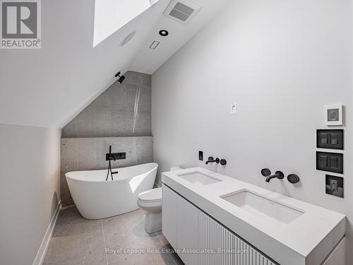 953 Halliday Avenue, Mississauga, ON - Indoor Photo Showing Bathroom