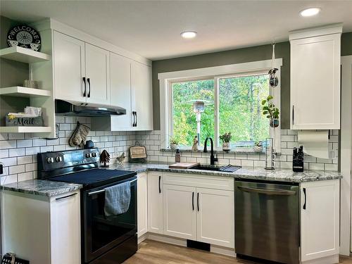75 103Rd Avenue, Kimberley, BC - Indoor Photo Showing Kitchen With Upgraded Kitchen