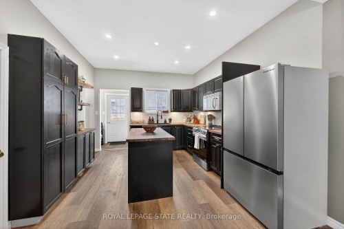 306 Cumberland Avenue, Hamilton, ON - Indoor Photo Showing Kitchen With Upgraded Kitchen