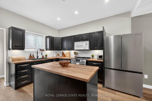 306 Cumberland Avenue, Hamilton, ON - Indoor Photo Showing Kitchen