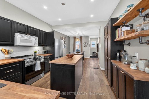 306 Cumberland Avenue, Hamilton, ON - Indoor Photo Showing Kitchen With Upgraded Kitchen