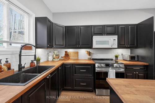 306 Cumberland Avenue, Hamilton, ON - Indoor Photo Showing Kitchen With Double Sink