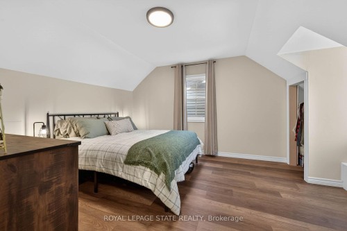 306 Cumberland Avenue, Hamilton, ON - Indoor Photo Showing Bedroom