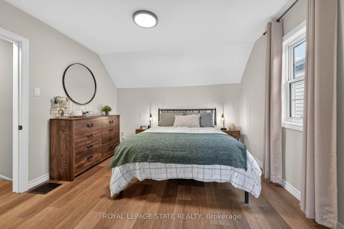 306 Cumberland Avenue, Hamilton, ON - Indoor Photo Showing Bedroom