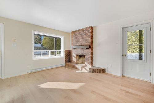 Salon - 4 Av. Godfrey, Saint-Sauveur, QC - Indoor Photo Showing Living Room With Fireplace