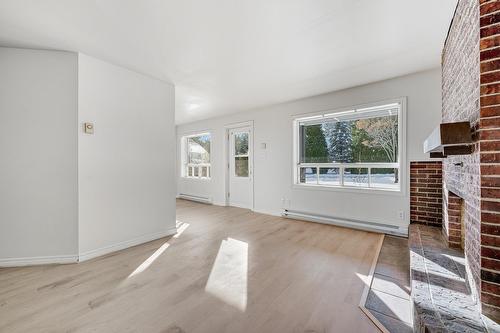 Salon - 4 Av. Godfrey, Saint-Sauveur, QC - Indoor With Fireplace