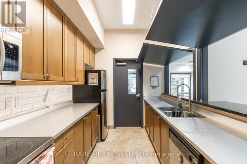 39 Waterfront Circle, Collingwood, ON - Indoor Photo Showing Kitchen With Double Sink