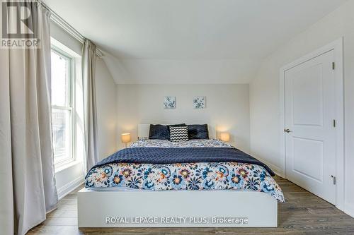 247 Robert Street, Hamilton, ON - Indoor Photo Showing Bedroom