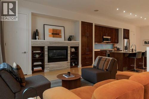 1721 30 Avenue Sw, Calgary, AB - Indoor Photo Showing Living Room