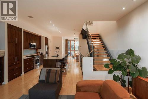 1721 30 Avenue Sw, Calgary, AB - Indoor Photo Showing Living Room