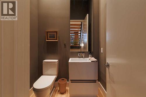 1721 30 Avenue Sw, Calgary, AB - Indoor Photo Showing Bathroom