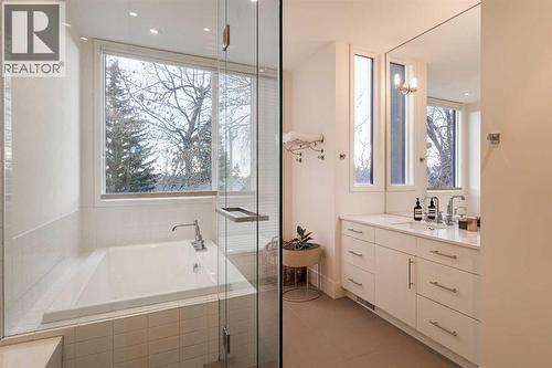 1721 30 Avenue Sw, Calgary, AB - Indoor Photo Showing Bathroom