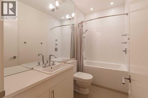 1721 30 Avenue Sw, Calgary, AB - Indoor Photo Showing Bathroom