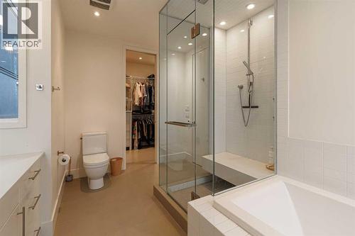 1721 30 Avenue Sw, Calgary, AB - Indoor Photo Showing Bathroom