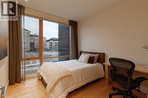 1721 30 Avenue Sw, Calgary, AB - Indoor Photo Showing Bedroom