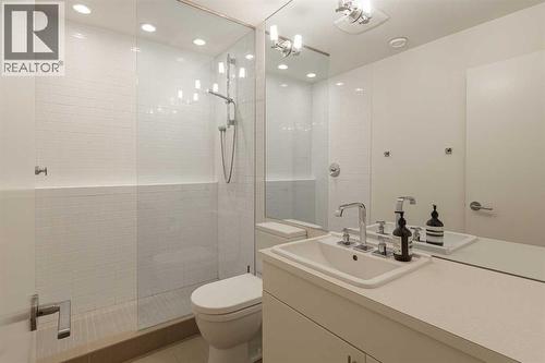 1721 30 Avenue Sw, Calgary, AB - Indoor Photo Showing Bathroom