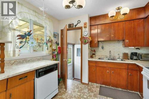 7 Ohio Close, Red Deer, AB - Indoor Photo Showing Kitchen With Double Sink