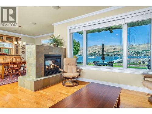 7769 Okanagan Landing Road Unit# 5, Vernon, BC - Indoor Photo Showing Living Room With Fireplace