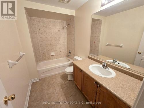 3208 Countess Crescent, Mississauga, ON - Indoor Photo Showing Bathroom