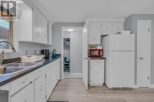 15 Keefer Road, Thorold, ON - Indoor Photo Showing Kitchen With Double Sink