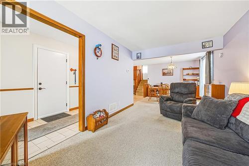 43 Everest Street, Hamilton, ON - Indoor Photo Showing Living Room
