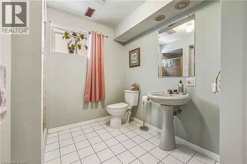 43 Everest Street, Hamilton, ON - Indoor Photo Showing Bathroom