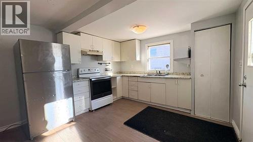 Open kitchen/dining/living room! - 622 5 Avenue, Wainwright, AB - Indoor Photo Showing Kitchen With Double Sink