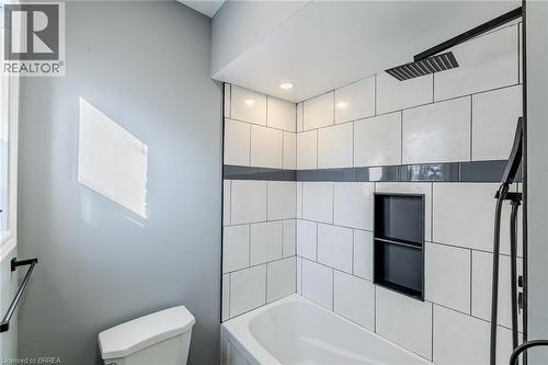 42 East 31St Street, Hamilton, ON - Indoor Photo Showing Bathroom