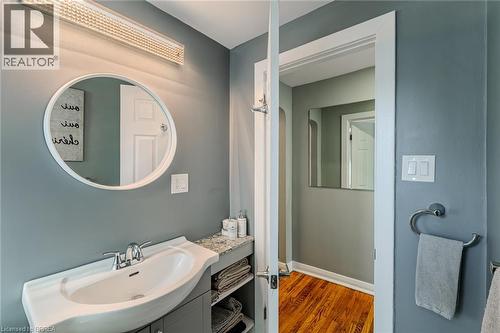 42 East 31St Street, Hamilton, ON - Indoor Photo Showing Bathroom
