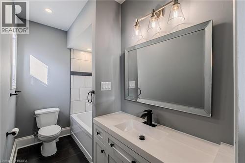 42 East 31St Street, Hamilton, ON - Indoor Photo Showing Bathroom