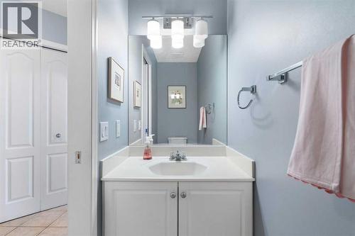 202 Schooner Close Nw, Calgary, AB - Indoor Photo Showing Bathroom