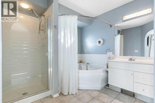 202 Schooner Close Nw, Calgary, AB - Indoor Photo Showing Bathroom