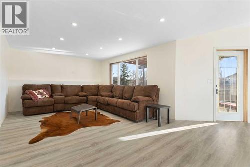 202 Schooner Close Nw, Calgary, AB - Indoor Photo Showing Living Room