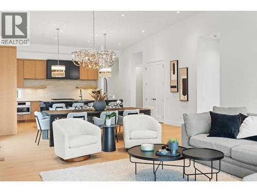 105 Predator Ridge Drive Unit# 22, Vernon, BC - Indoor Photo Showing Living Room