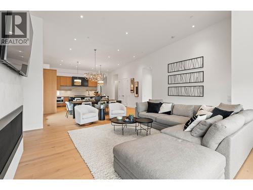 105 Predator Ridge Drive Unit# 22, Vernon, BC - Indoor Photo Showing Living Room
