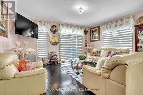126 Kingsmere Crescent, New Tecumseth, ON - Indoor Photo Showing Living Room