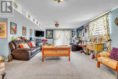 126 Kingsmere Crescent, New Tecumseth, ON - Indoor Photo Showing Living Room