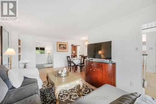4024 Longo Circle E, Mississauga, ON - Indoor Photo Showing Living Room
