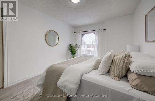 83 Sanford Avenue N, Hamilton, ON - Indoor Photo Showing Bedroom
