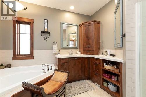 1003 Canyon Boulevard W, Lethbridge, AB - Indoor Photo Showing Bathroom