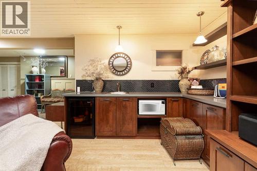 1003 Canyon Boulevard W, Lethbridge, AB - Indoor