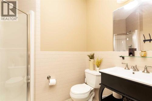 1003 Canyon Boulevard W, Lethbridge, AB - Indoor Photo Showing Bathroom