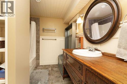 1003 Canyon Boulevard W, Lethbridge, AB - Indoor Photo Showing Bathroom