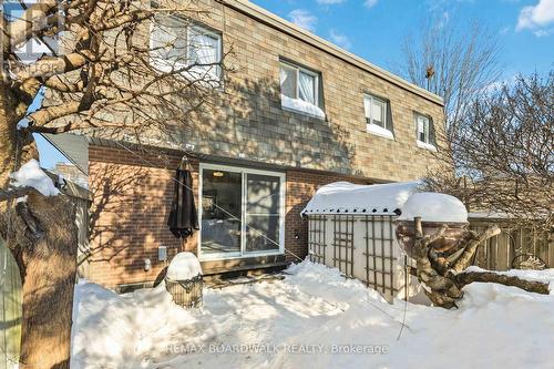 - - 13 Corley Private, Ottawa, ON - Outdoor