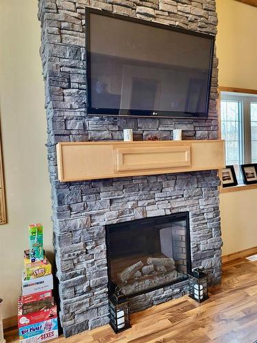 80 Copper Cove, Inglis, MB - Indoor Photo Showing Living Room With Fireplace